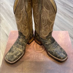 New, never worn. Size 7.